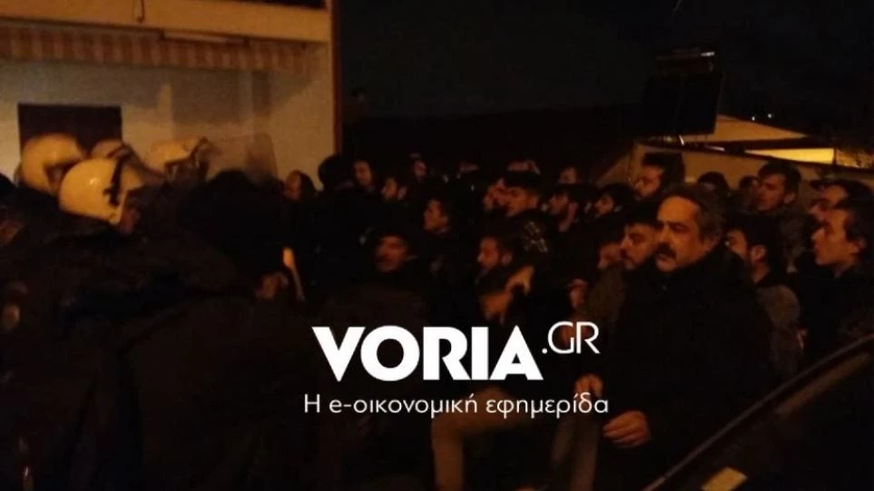 Θεσσαλονίκη: Πενήντα άτομα προσπάθησαν να μπουκάρουν σε εκδήλωση του Γαβρόγλου – Ενταση και χημικά